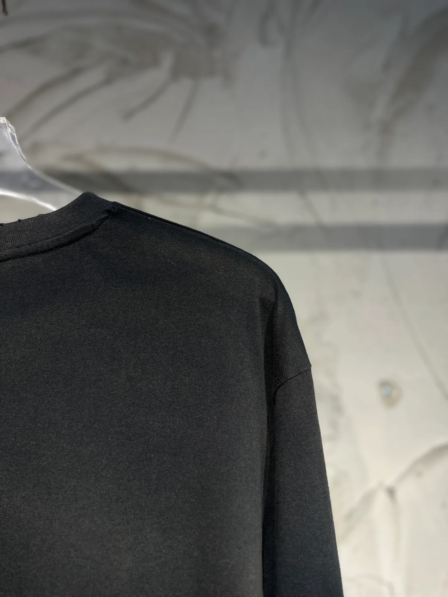 The highest version of Acne Studios long-sleeved Series distressed, dirty and mud-dyed long-sleeved T-shirts. The long-sleeved T-shirts with stir-fried colors and distressed edges are not picky. The snowflake cotton fabric feels soft and smooth and is not easy to wash. The fabric has been processed so it is sturdier than the quality ones in the counter. It can be used as sun protection clothing in summer. The same fabric as the original one is relatively thin. The feel and count are in place. The fried yellowing effect is cool. The printing effect is also in place. Details are online for comparison. 1 color four sizes #long sleeve t-shirt # #acne Color: White, Black, Light Blue, Light Pink, Purple Size: S M LXL
